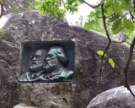 013 Monument en hommage à Millet et Rousseau, les deux peintres emblématiques de l’Ecole de Barbizon (Henri Chapu, 1884)
