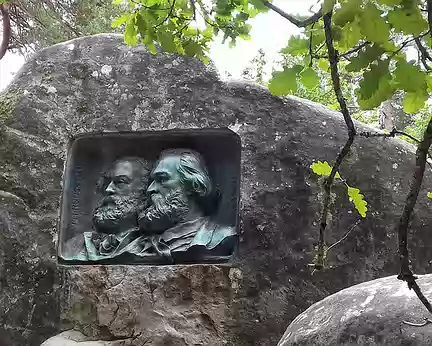 013 Monument en hommage à Millet et Rousseau, les deux peintres emblématiques de l’Ecole de Barbizon (Henri Chapu, 1884)