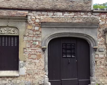 027 Ancienne maison en grès avec décors sculptés