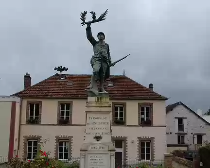 001 Le monument aux morts et la mairie de Longueville (Seine-et-Marne)