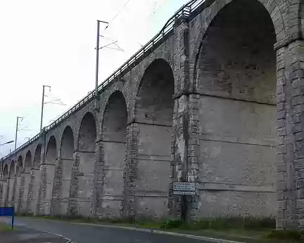 003 Le viaduc ferroviaire de Longueville sur la ligne Paris-Mulhouse. Haut de 19 m, il permet le franchissement de la vallée de la Voulzie sur une longueur de 387 m