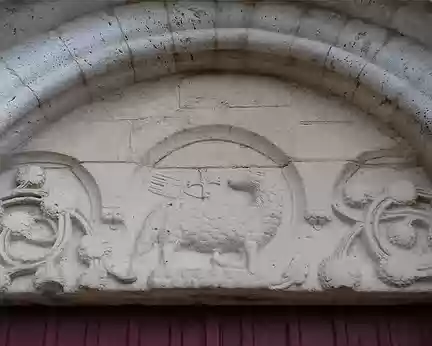 033 Le tympan roman sculpté du portail occidental avec l’Agneau triomphant