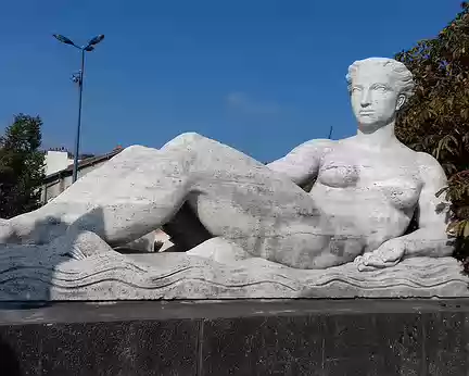 018 La Seine, statue monumentale de René Letourneur sur le pont Georges Pompidou (Le Pecq)