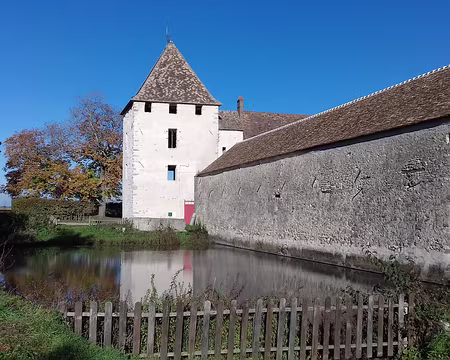 008 partiellement comblées. Le pont levis a été détruit
