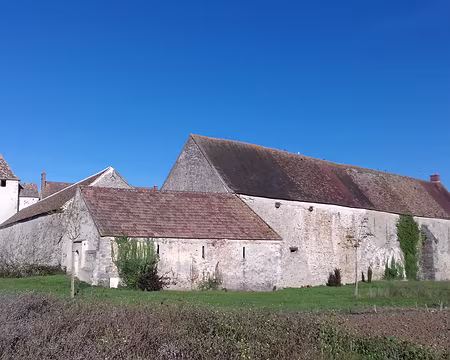009 Vue d’ensemble de la ferme fortifiée, classée Monument Historique en 1977. Le logis seigneurial a été transformé en gîte rural
