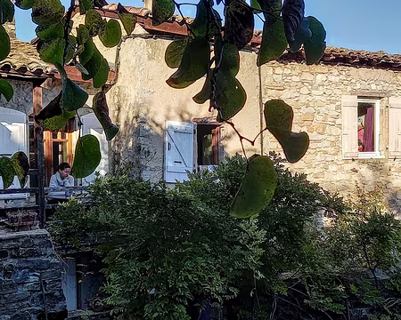 091 Notre gîte vu du jardin, lumière du soir.