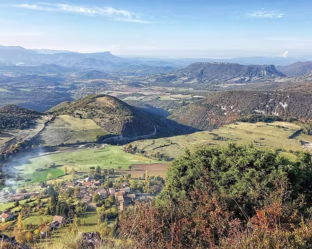 096 Au sud, Beaufort et le plateau des Chaux, le synclinal de St-pancrace et Gigors. Au loin, la vallée de la Drôme, le synclinal de Saou (Roche colombe), la vallée...