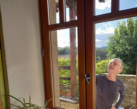 130 Elisabeth observe une mante religieuse de belle taille.