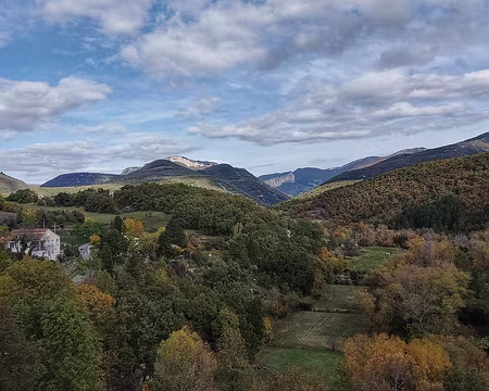 144 Dernier regard vers le Vercors depuis la place de Beaufort-sur-Gervanne, village perché.