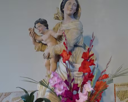 P1140276 Vierge de la mission royale de Notre-Dame-de-l'Hermitage. Statue en bois de 1682.