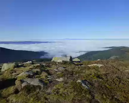 P1140290 J3 - Au fond, les Monts d'Auvergne