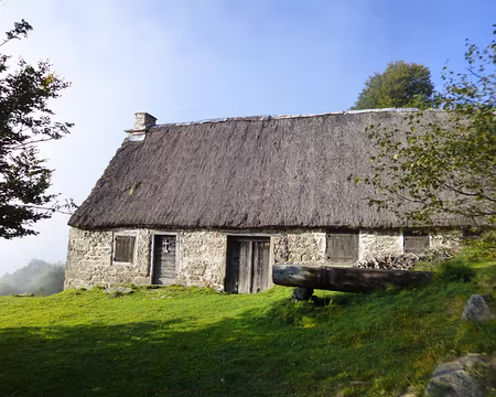 P1140305 Jasserie des Supeyres. Une jasserie est une ferme composée d'une grange, d'une pièce commune prolongée d'une cave pour faire mûrir le fromage.