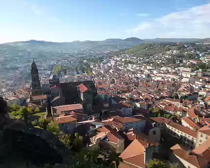 P1140393 J10 - Le Puy-en-Velay, centre-ville vu du rocher Corneille (alt. 757 m.)