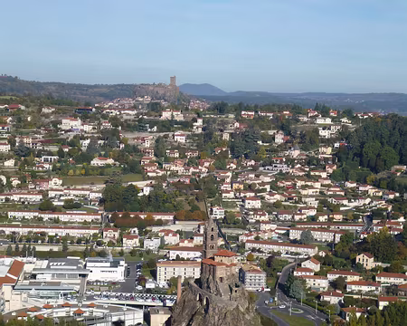 P1140394 L'Eglise Saint-Michel d'Aiguilhe située sur un piton volcanique de 82 mètres et au loin, la forteresse de Polignac.