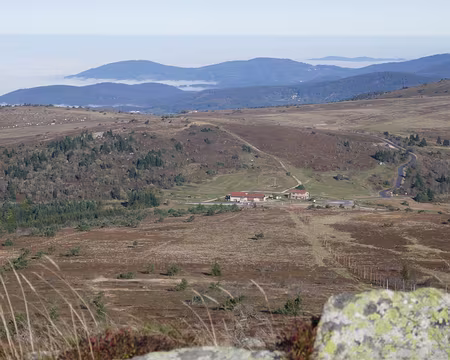P085 En contrebas, le restaurant et le gîte du col du Béal