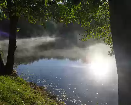 P190 Fraîcheur du matin, le lac d’Usson fume