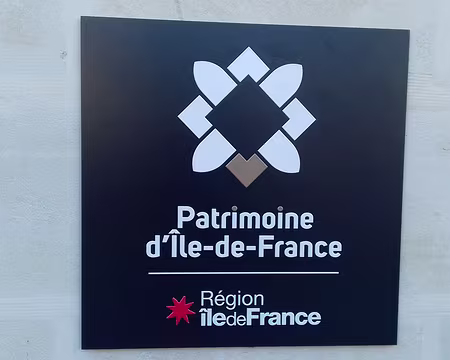 002 La gare, construite en 1923 dans le style néo-normand, est classée au Patrimoine de l’Île-de- France