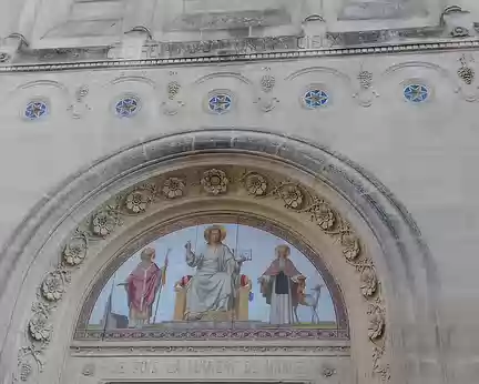 005 Le tympan du portail central, en faïence émaillée, représente le Christ en Majesté entouré de saint Leu et de saint Gilles (avec une biche)