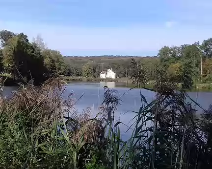 026 L’étang de la Chasse et le château, classé Monument historique, vus depuis le sud-est