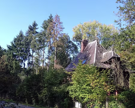 034 La Maison Basse (XIXème siècle), au Carrefour du Chêne Creux, est le pavillon de garde du domaine de Bois Corbon, ancien château de chasse