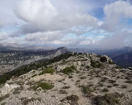 DSC09498 Au centre de la photo, vue sur la falaise dominant le canyon