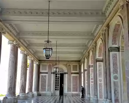 005 Le péristyle du Grand Trianon relie les deux ailes du bâtiment. Il ouvre sur la cour et sur les jardins