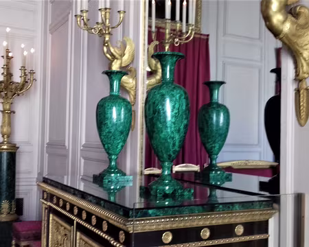 010 Vases fabriqués avec les blocs de malachite de Sibérie offerts par le tsar Alexandre Ier à Napoléon après le traité de Tilsit (1807)