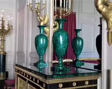 010 Vases fabriqués avec les blocs de malachite de Sibérie offerts par le tsar Alexandre Ier à Napoléon après le traité de Tilsit (1807)