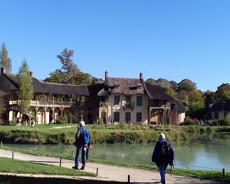 023 La Maison de la Reine et du Billard, au centre du Hameau de la Reine, œuvre de l’architecte Richard Mique. La construction du hameau a duré trois ans...