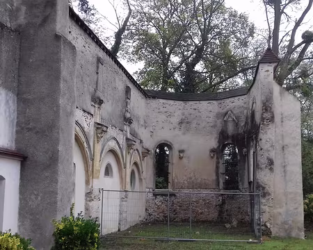 010 Le mur nord de la nef et le mur du chœur ont subsisté après l’effondrement du toit en 1955