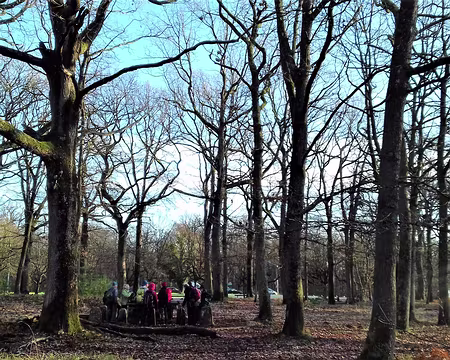 004 Une pause à la Table du Roi (XVIIIème siècle) où les usagers de la forêt venaient rendre hommage au roi et payaient leur redevance au maître des eaux et forêts...