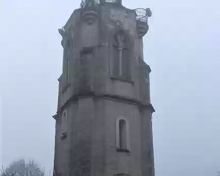 005 La « tour de guet » (XIXème siècle), de style néogothique, abrite un musée du télégraphe de Chappe