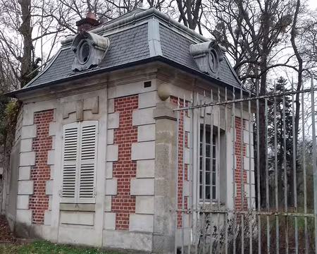 038 Le pavillon d’entrée du château, de style Louis XIII