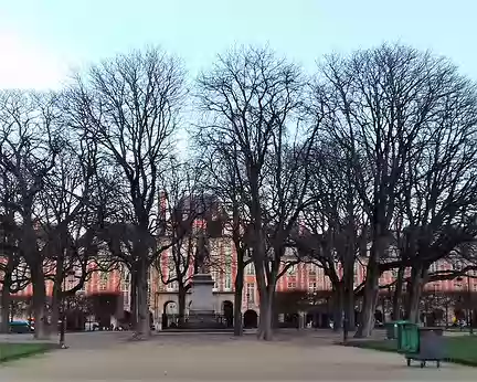 001 Randonnée à Paris sur le thème des places royales. La première, la place des Vosges, appelée Place Royale jusqu’en 1800, se situe dans le quartier du Marais....