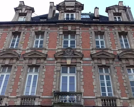 002 Le pavillon du Roi (1605-1608), au n° 1 de la place des Vosges, a servi de modèle aux trente-cinq autres bâtiments. Sur la façade, médaillon sculpté à l’effigie...