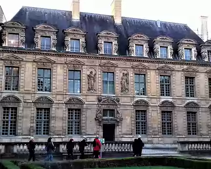003 A l’angle sud-est de la place, accès direct au jardin de l’Hôtel de Sully construit par Jacques Androuet Du Cerceau (1625) pour le contrôleur des finances...