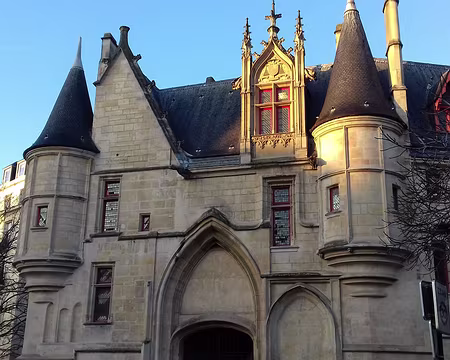 007 Dans la rue du Figuier, l’Hôtel de Sens (XVème siècle) est l’ancienne résidence des archevêques de Sens. Il abrite aujourd’hui la bibliothèque Forney