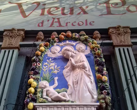 013 La maison du chanoine de Notre Dame (1512), près de la cathédrale, abrite aujourd’hui l’un des plus anciens restaurants de Paris : «Au vieux Paris d’Arcole»