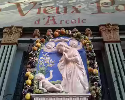 013 La maison du chanoine de Notre Dame (1512), près de la cathédrale, abrite aujourd’hui l’un des plus anciens restaurants de Paris : «Au vieux Paris d’Arcole»