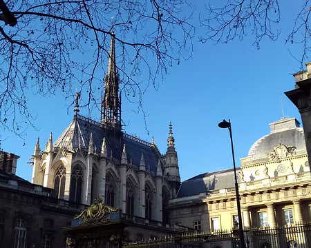 015 La Sainte Chapelle (1248), et le Palais de Justice dans l’Île de la Cité