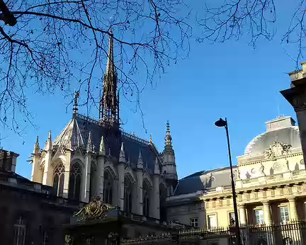 015 La Sainte Chapelle (1248), et le Palais de Justice dans l’Île de la Cité