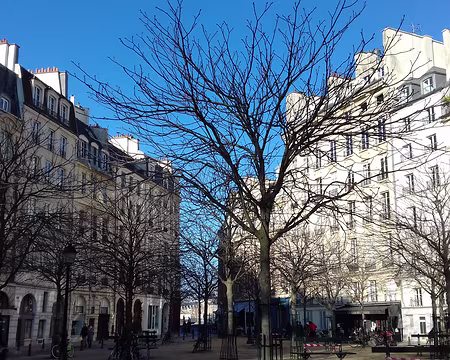 017 A l’extrémité ouest de l’Île de la Cité, la Place Dauphine, de forme triangulaire, a été édifiée en 1607 sous le règne d’Henri IV en l’honneur de son fils, le...