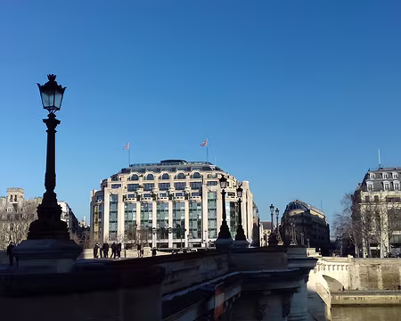 019 L’ancien magasin de la Samaritaine, vu depuis le Pont Neuf, est désormais un hôtel de luxe