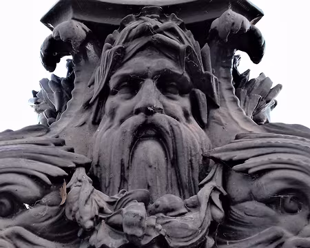 020 Détail de la base des lanternes du Pont Neuf construit en 1578