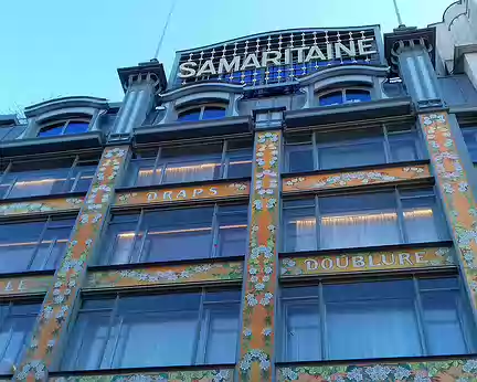 021 La façade du magasin 2 de la Samaritaine avec ses décors floraux (fleurs de la passion) en lave émaillée