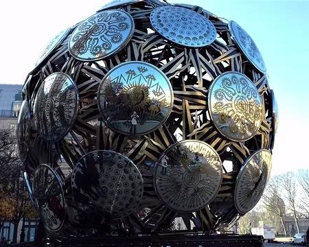 023 »Le Retour des Soleils», œuvre de l’artiste mexicaine Betsabée Romero, sur la Place du Louvre