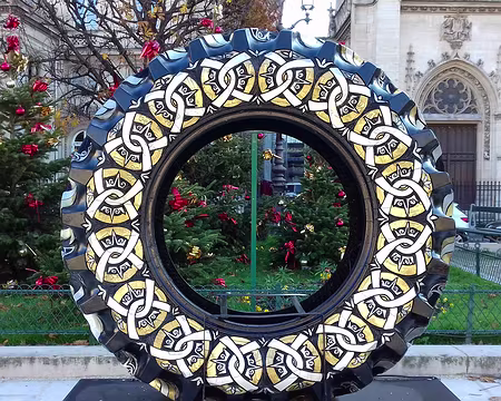 024 Autre œuvre de l’artiste représentant un pneu de tracteur gravé de serpents pré-hispaniques