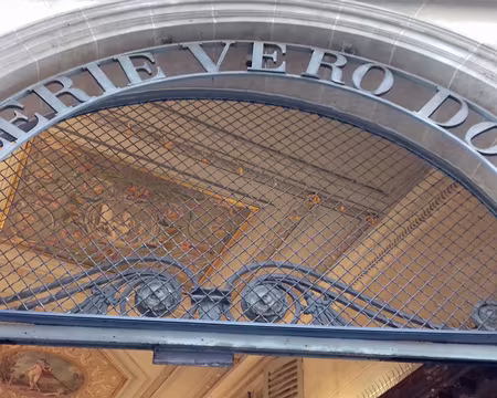 027 La Galerie Véro-Dodat (1826) est un passage couvert situé entre le Palais Royal et les Halles