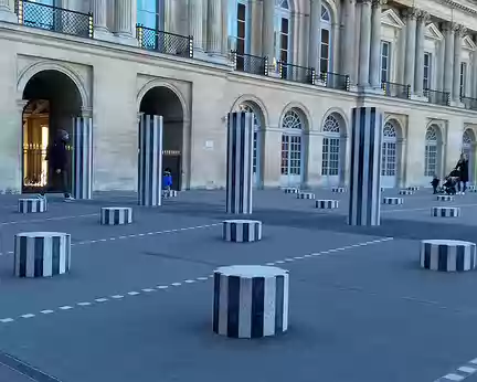 029 Les colonnes de Buren (1986) au Palais Royal