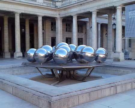 031 La fontaine en acier de Pol Bury au Palais Royal